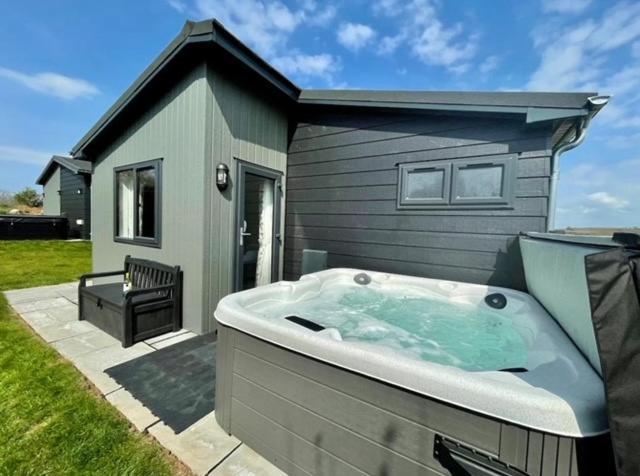 *Luxury Holiday Home With Hot Tub Close To Beach* Penally Exterior foto